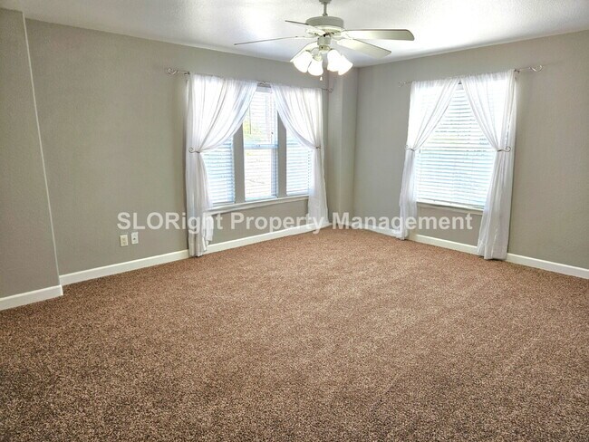 Building Photo - AVAILABLE AUGUST - Spacious 3 Bed / 2.5 Bath Templeton Condo