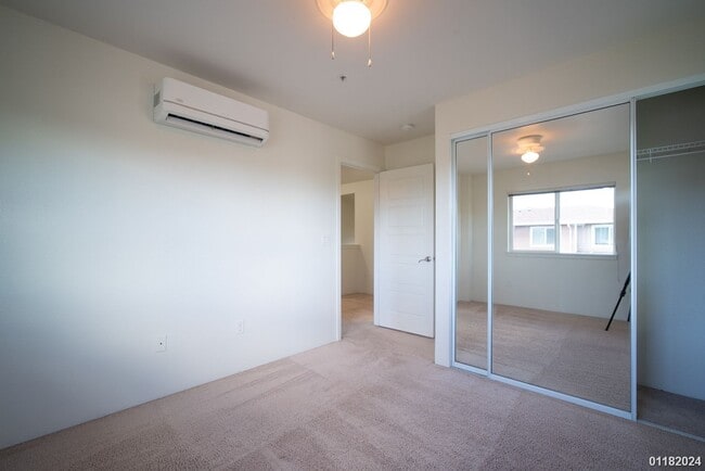 Building Photo - 3bd/2.5ba condo with 2 assigned parking sp...