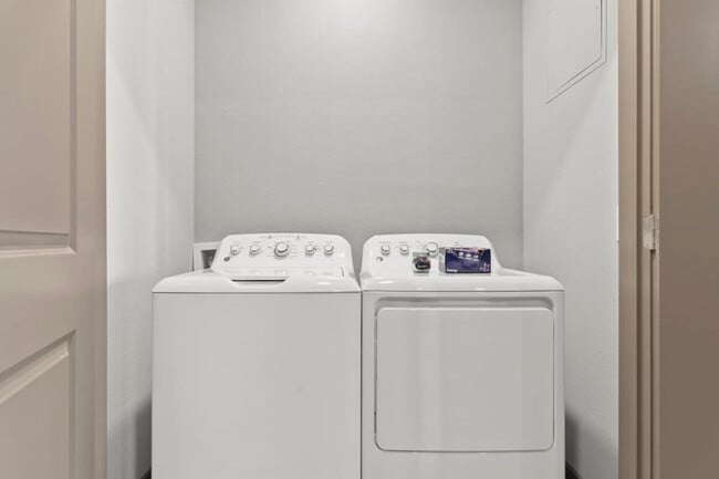 Building Photo - 390 N 2nd Ave