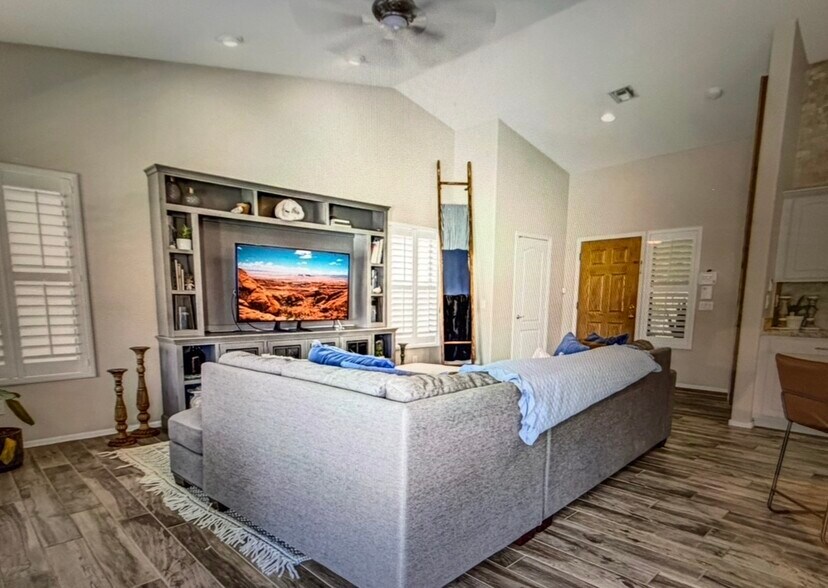 Family Room - 2913 E Runaway Bay Pl