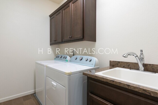 Building Photo - Spacious 4-Bedroom with Granite Finishes in Tracy – Your Dream Home Awaits!