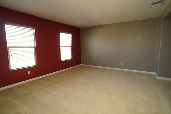 Building Photo - Spacious 4 bedroom 2.5 bathroom in Lincoln Crossing!