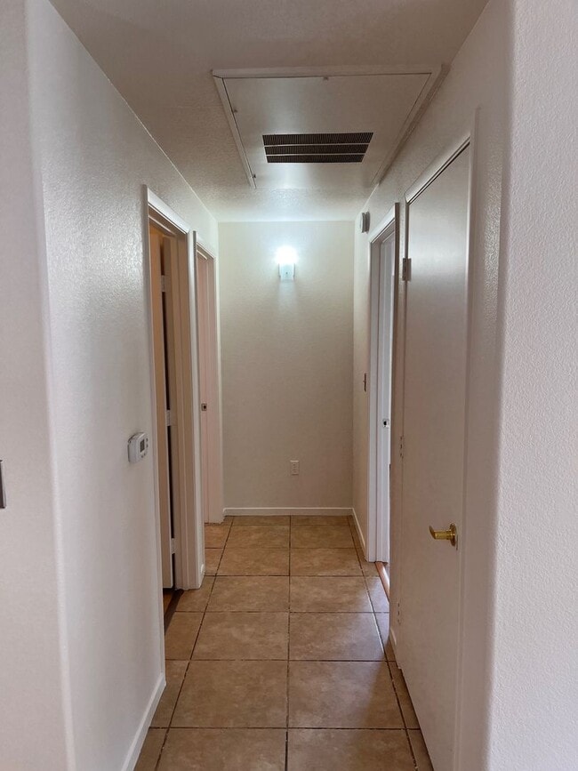 Building Photo - 2 Bedroom condo - Great Location