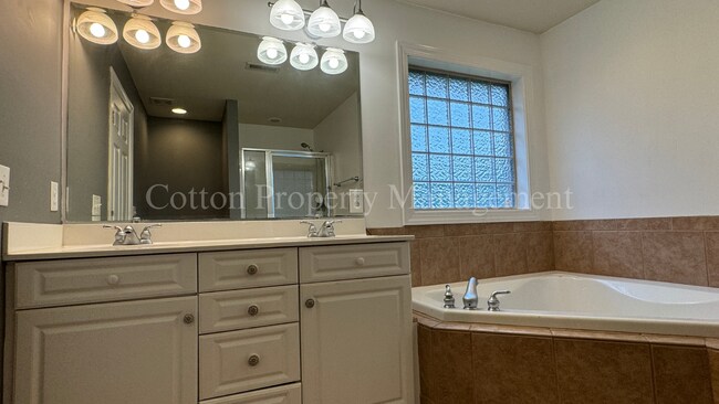 Building Photo - 4BR/3BA Well appointed home in the gated c...
