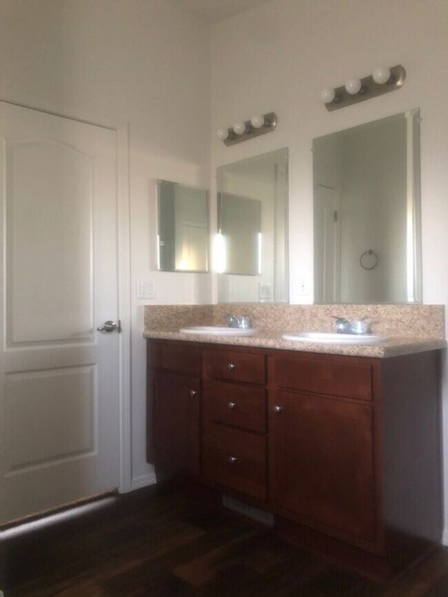 Building Photo - 3 Bed-2 Bath Quaint Single Story Home in Lakeside.