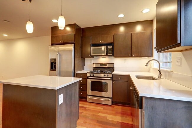 Building Photo - Elegant 2 Bedroom/1 Bath Town Home in Perfect Shoreline Location!