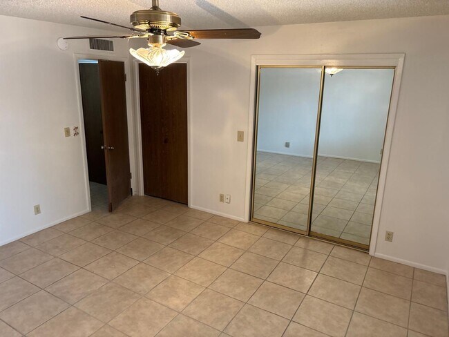 Building Photo - 4218 E Crescent Ave