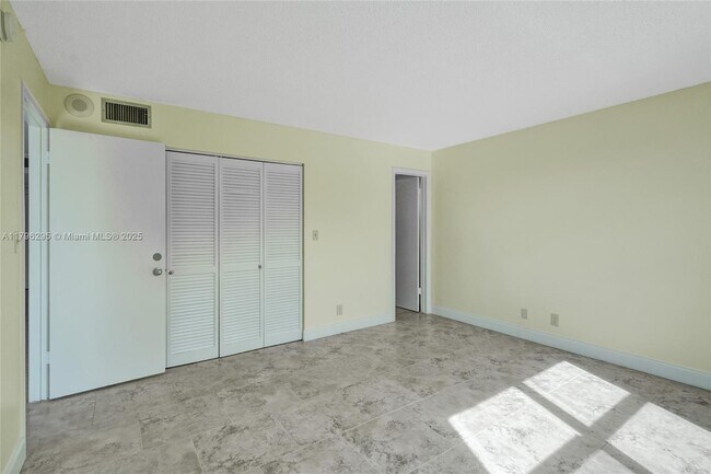 Building Photo - 1800 N Andrews Ave