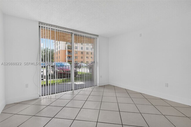 Building Photo - 9360 Fontainebleau Blvd