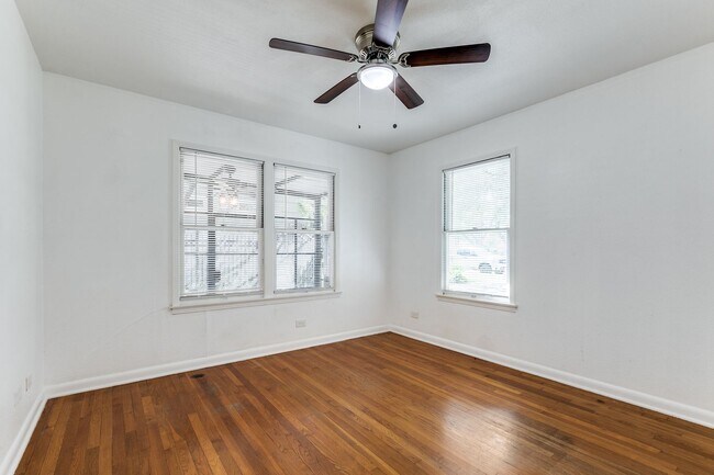 Building Photo - Charming Home in Alamo Heights ISD with Bo...