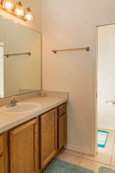 Building Photo - 6340 W Oak Park Blvd