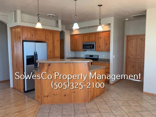 Building Photo - Large Southwest Custom Home!