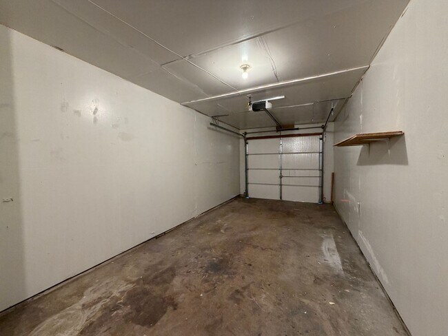 Building Photo - AVAILABLE NOW 2 BEDROOM 1 BATH DUPLEX IN CLEBURNE