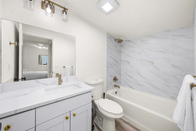 Building Photo - 815 SW Cloverdale St