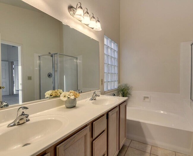 Building Photo - Spacious 3 Bedroom in the Foothills!