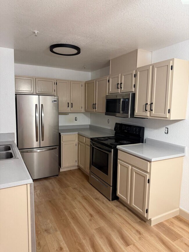 Building Photo - Gated Community with easy west bound 80 access