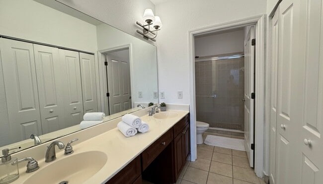 Building Photo - Gated 2 Bed/ 2.5 Bath Condo with 24/7 Security & Monitoring! Screened in Lanai with Water Views!
