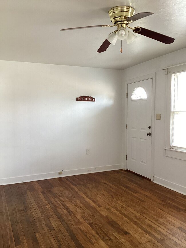 Building Photo - 3 Bed Du-Plex! Located in Portales, Close to ENMU!