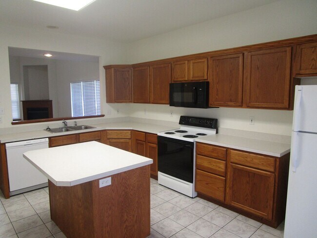 Building Photo - Huge 3 Bedroom, 2 Bath Town Home in SW Col...