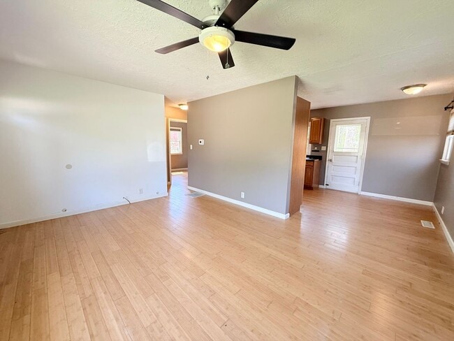 Building Photo - Charming 2-Bedroom Home Near Illinois State University