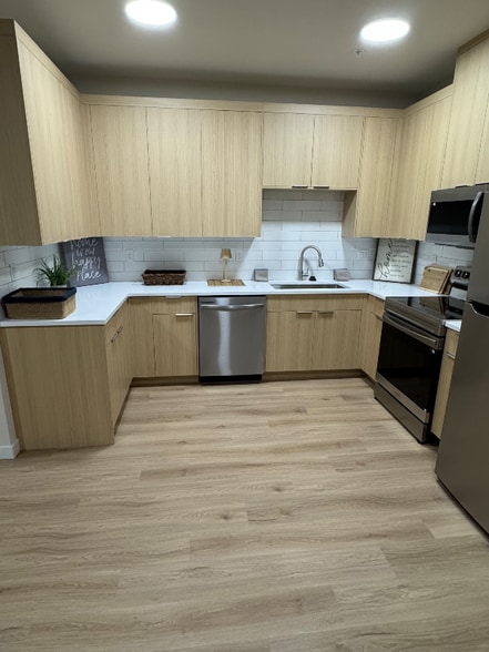 Building Photo - 6110 NE Willow St