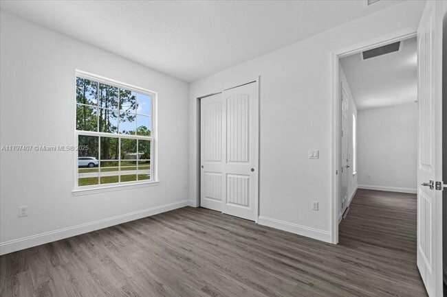 Building Photo - 11 Burgundy Pl