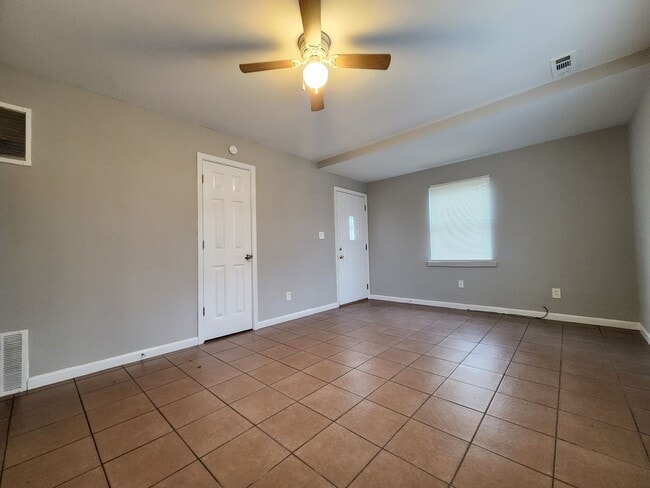 Building Photo - 634 S Wheatland Ave