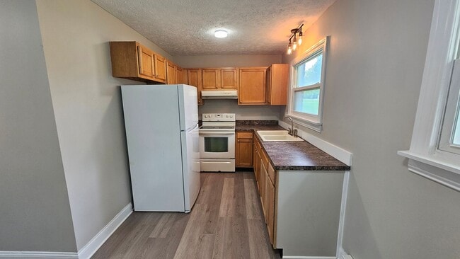 Primary Photo - 940 Piper Rd