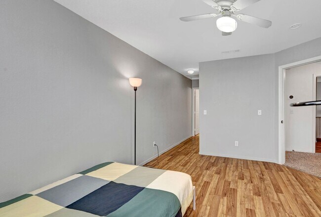 Building Photo - 2 Bedroom Condo w/ Patio & 1 Car Attached ...