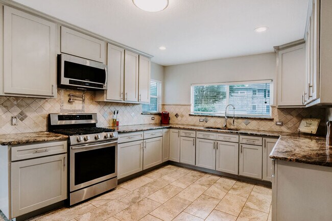 Building Photo - 134 Sinclair St