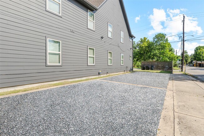 Building Photo - 3424 Tuam St