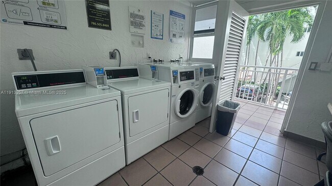 Building Photo - 1665 Bay Rd