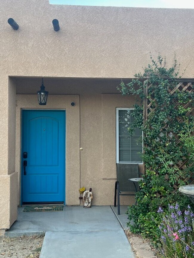 Building Photo - Cozy 3 Bedroom 2 Bathroom Home with Breathtaking Views