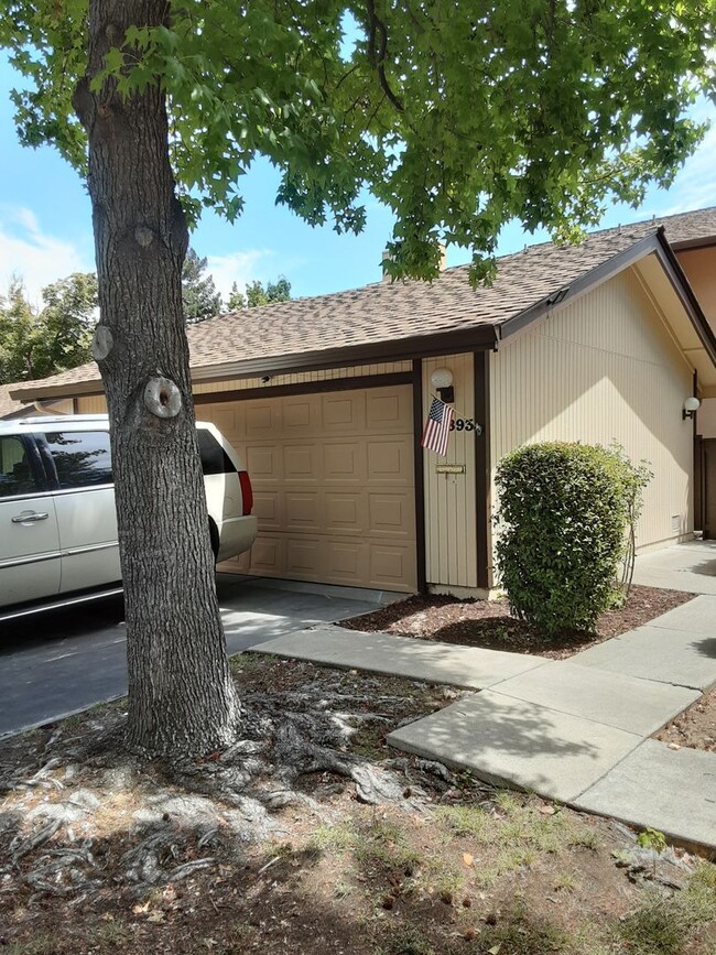 Primary Photo - Big Bright 3-bedroom 2.5 bath Townhouse in...