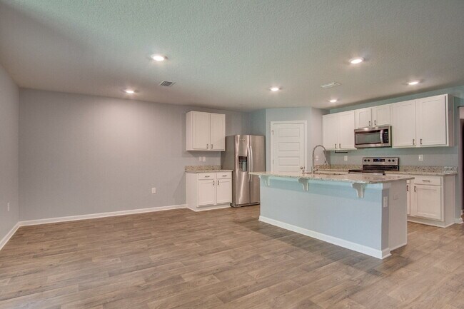 Building Photo - Spacious 4BD/2BA Brick Home Near Navy Federal