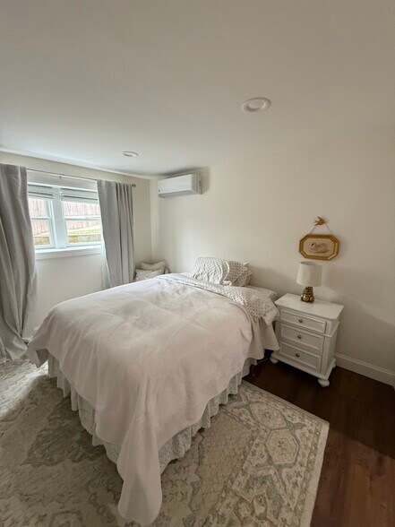 Building Photo - 5 Crescent Dr