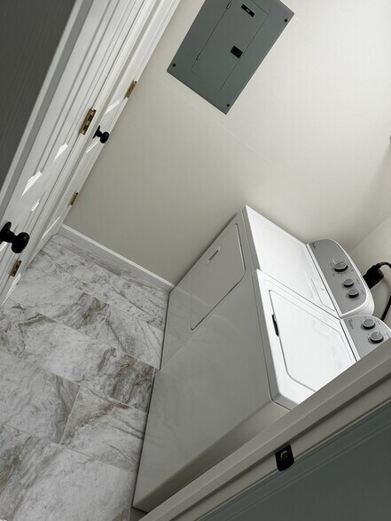 Building Photo - 533 Mill Pond Dr