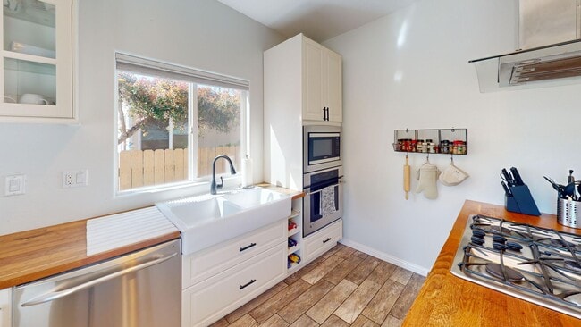 Building Photo - Short or Long Term Rental | ROOFTOP VIEWS!