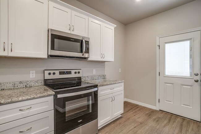 Building Photo - MOVE-IN READY!