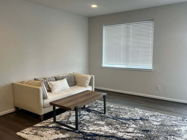 Building Photo - Beautiful Sunridge Townhome in Kent.