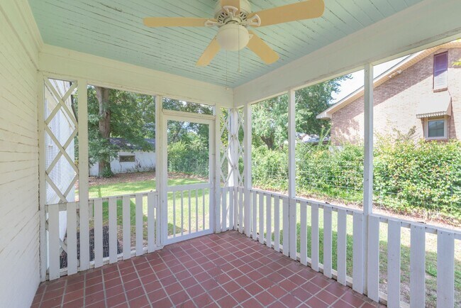 Building Photo - Charming 3-bedroom/2-bath single-family ho...