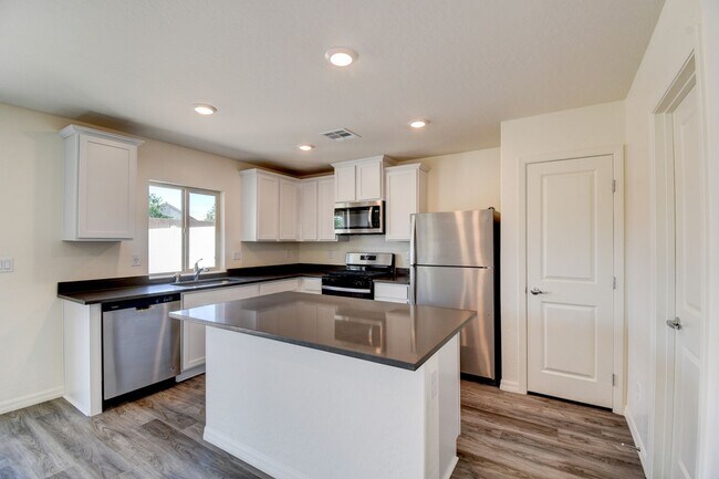 Building Photo - 3 Bedroom with Loft!