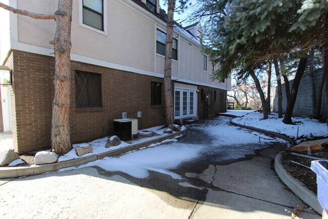 Building Photo - 3333 Deer Hollow Dr