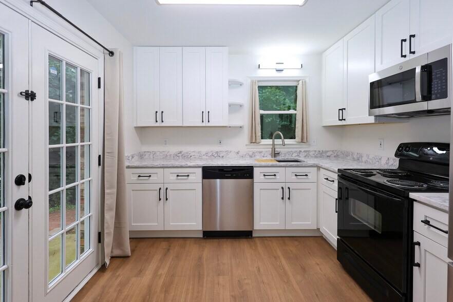 BEAUTIFUL NEW KITCHEN! - 1685 Bald Ridge Marina Rd