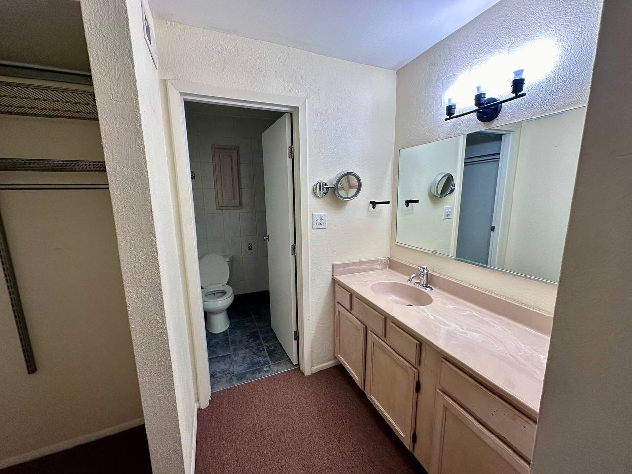 Building Photo - 6102 Knoll Valley Dr