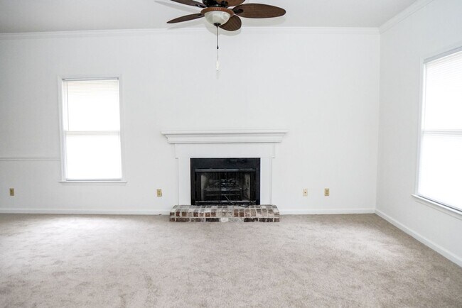 Building Photo - Two Bedroom Townhome!