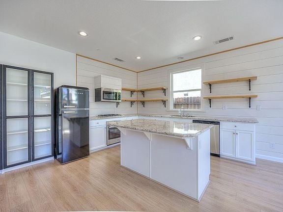 Building Photo - Clean and Spacious 3 Bedroom 2.5 Bathroom Home