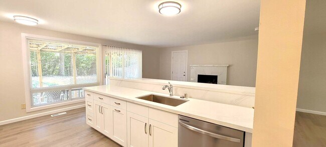 Building Photo - Updated 4 Bedroom Rambler – Spacious, Styl...