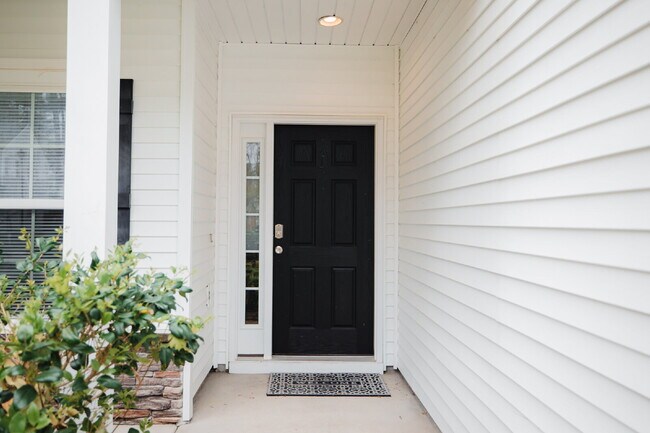 Building Photo - 4 Bed/2.5 Bath/Primary downstairs