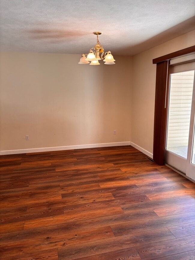 Building Photo - 3 Bedroom/2.5 Bath Townhome located in clo...